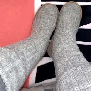 Medium/Size 7-7.5 VSPINK RARE MUKLUKS